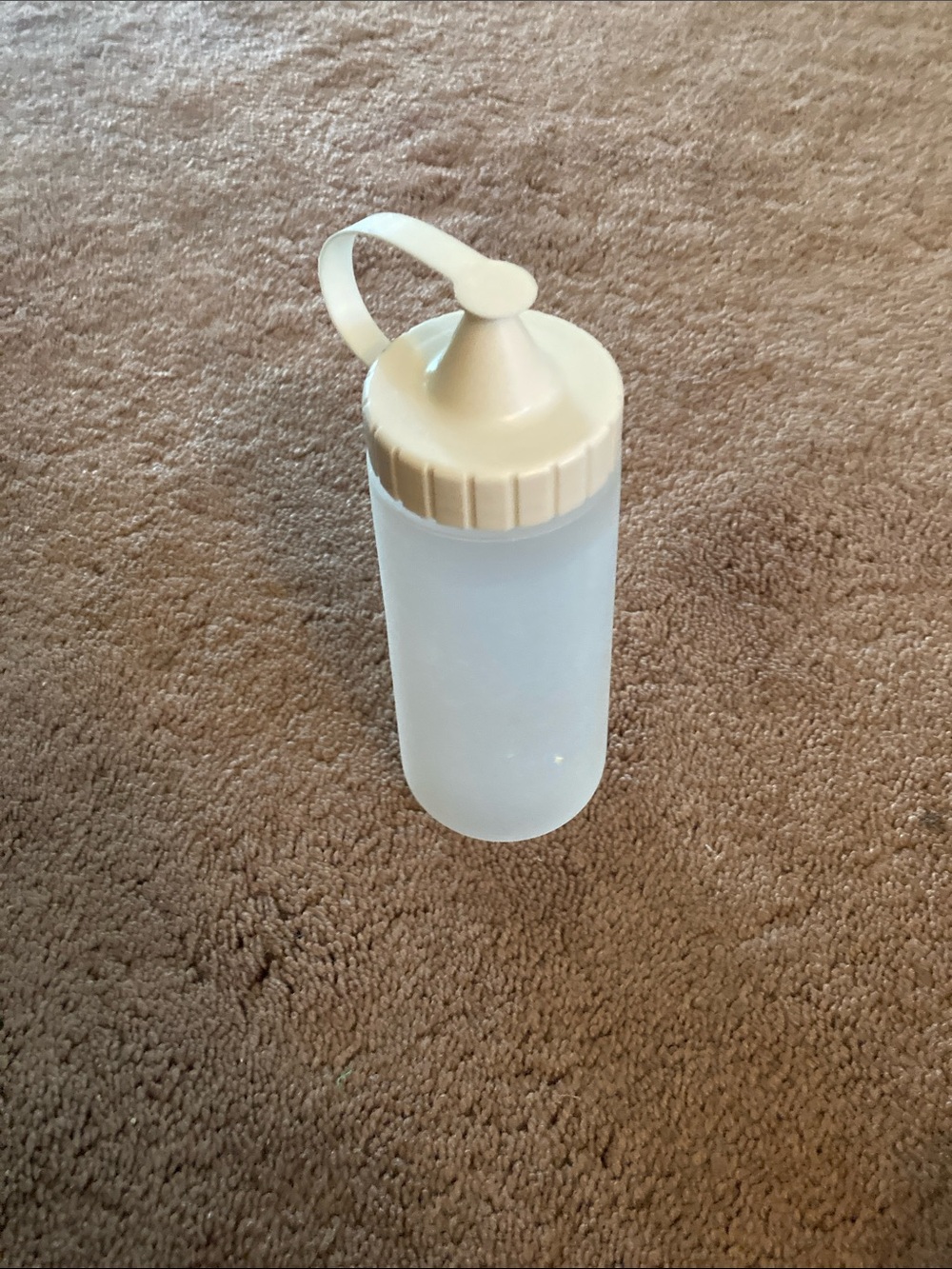 Rubbermaid White and Cream Plastic Squeeze Bottle with Flip Cap